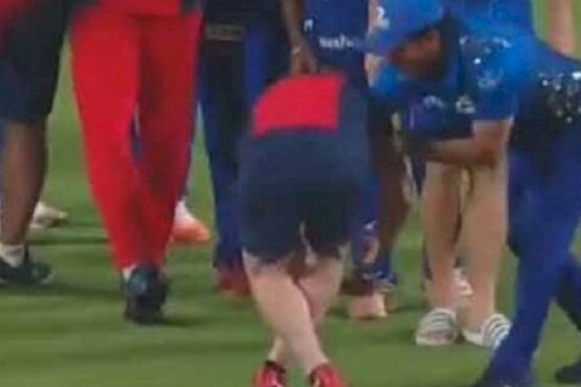 IPL 2022 Jonty Rhodes touches Sachin Tendulkar’s feet to seek blessings in IPL 2022: Watch