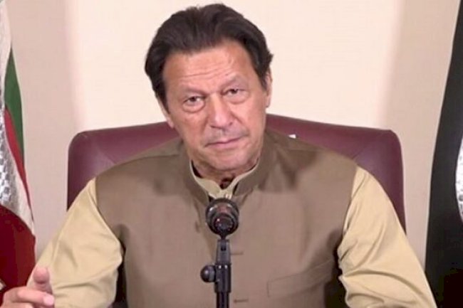 Pak govt threatens Imran Khan Arrest: supporters throng his residence