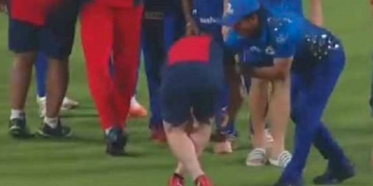 IPL 2022 Jonty Rhodes touches Sachin Tendulkar’s feet to seek blessings in IPL 2022: Watch