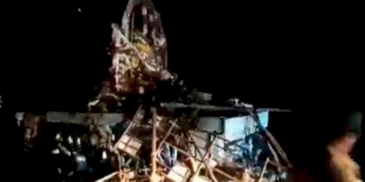 11 died and 15 injured in electrocution during a chariot procession at temple