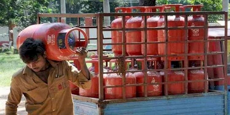 LPG price down: LPG cylinders cheaper Rs 135, check latest rate