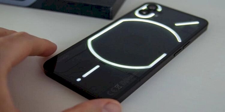Nothing Phone (1) users are reporting green tint display issue